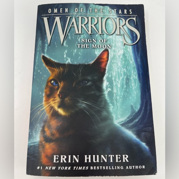 3/$15 WARRIORS: Sign of the Moon. Book 4 in Omen of the Stars Series - Picture 1 of 5